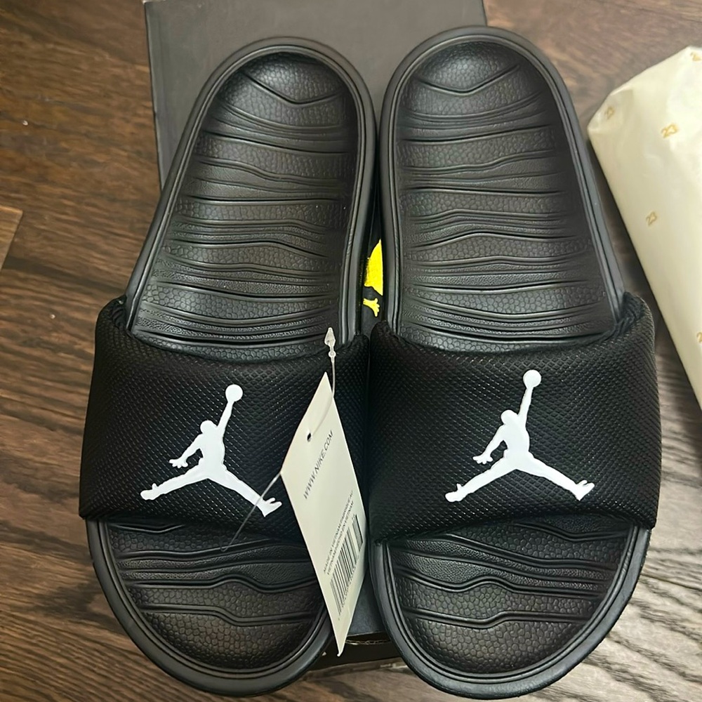 Jordan Break Slide
Black (GS) 
CD5472-001 size 6